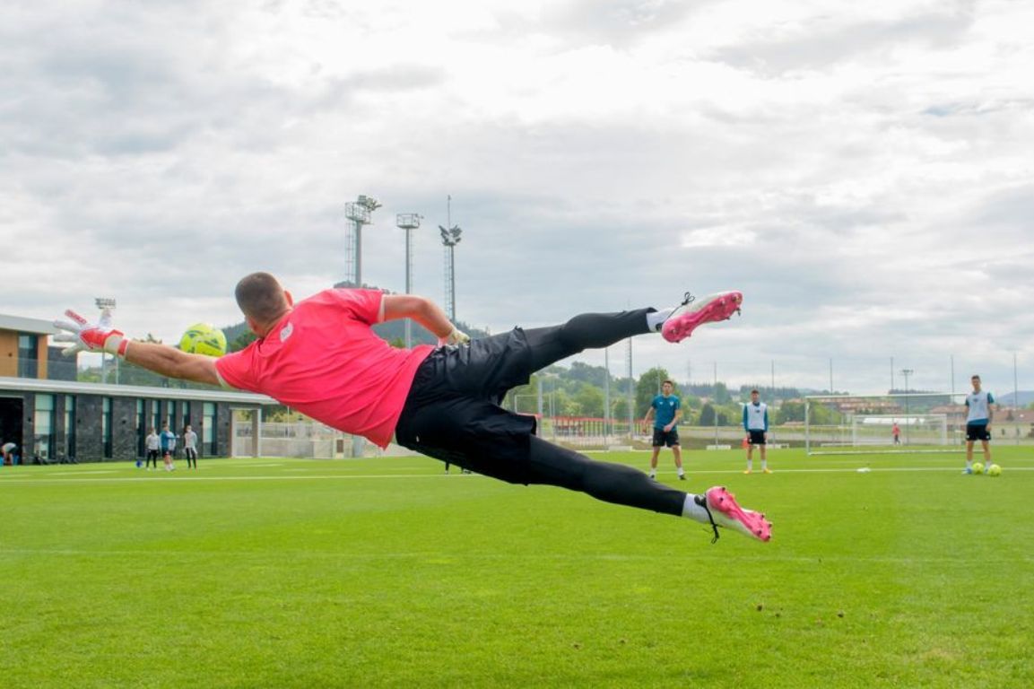  Espectacular vuelo del guardameta alavés Unai Simón entrenando en Lezama.
