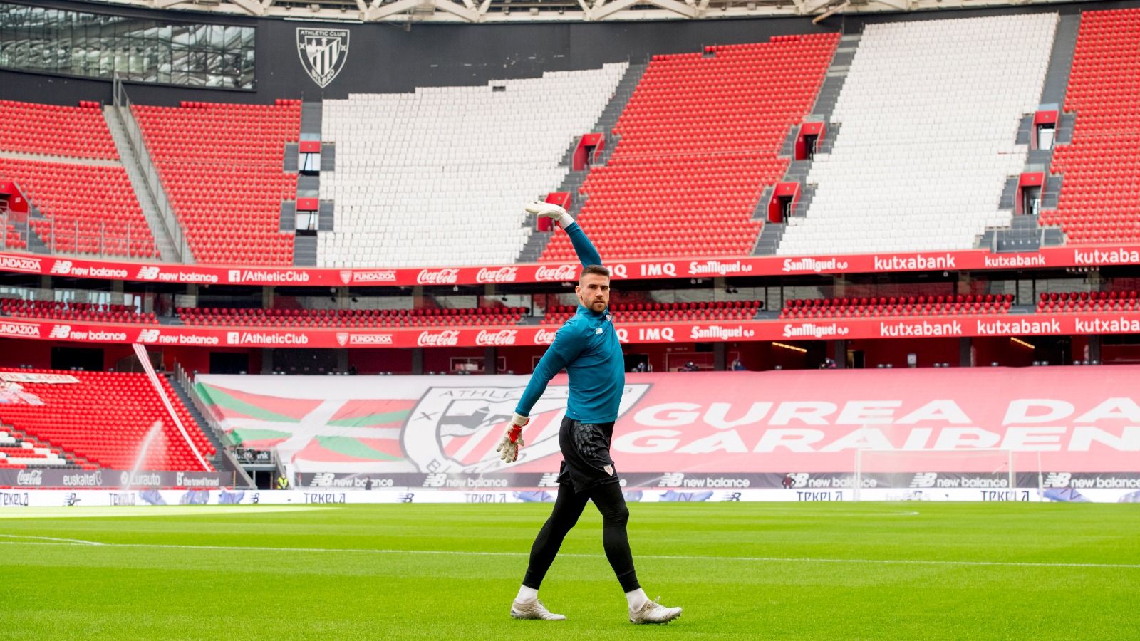 El meta Unai Simón calienta antes del derbi ante el Eibar en San Mamés.