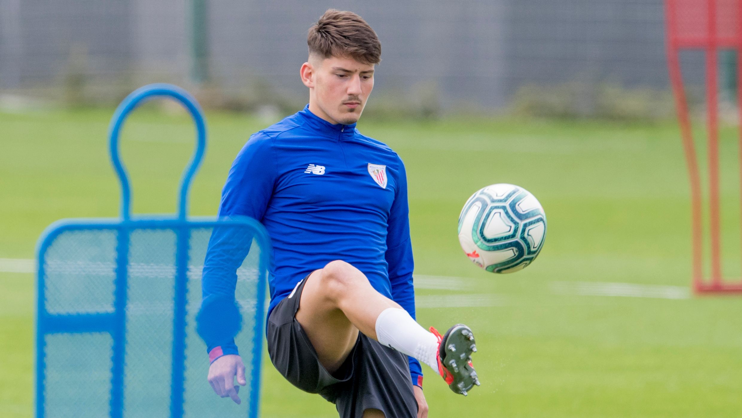 El cachorro Unai Vencedor entrena en Lezama con los mayores.