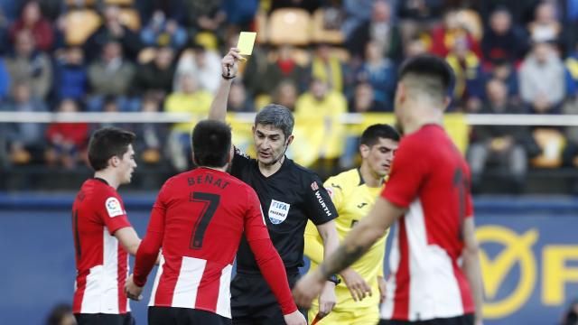  El navarro Undiano Mallenco amonesta a Beñat en Villarreal.