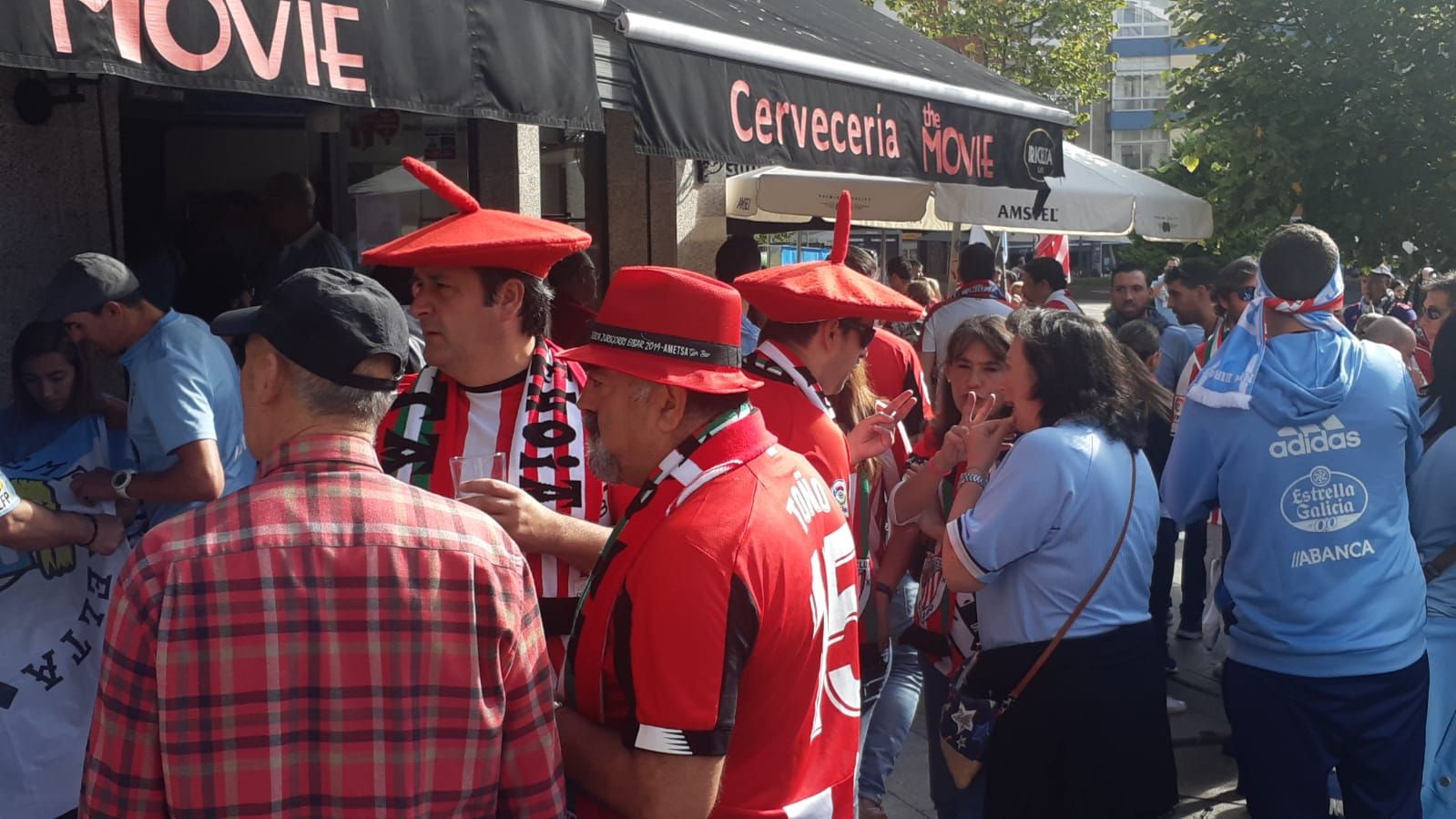  Muchos aficionados del Athletic Club han solido acudir históricamente al campo y a los alrededores de Balaídos.