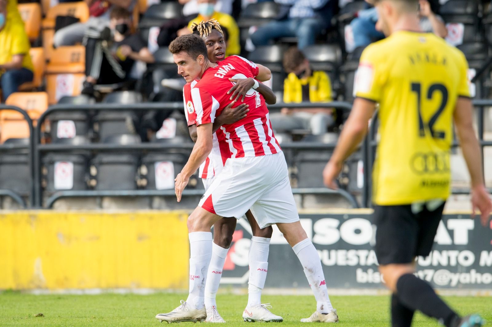  Ewan Urain y Nico Williams se abrazan en La Florida (Foto. Athletic Club).