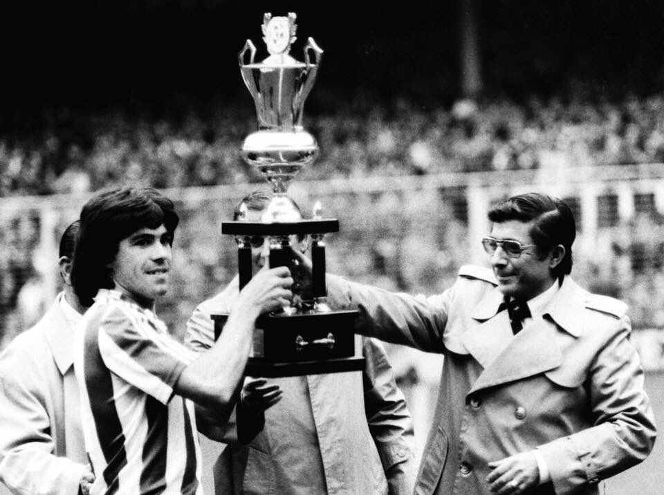  Santi Urkiaga, premiado como mejor jugador del Athletic Club por la Federación de Peñas en 1981.