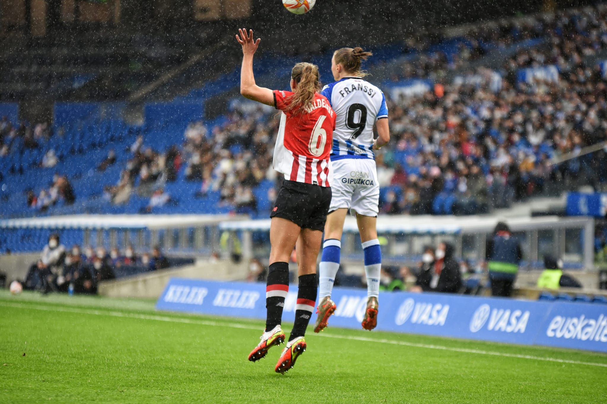 Valdezate batalla por alto en el derbi ante la Real jugado en Anoeta.