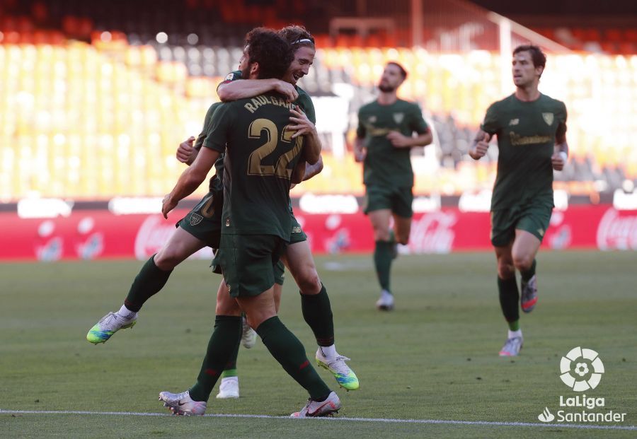  Raúl García celebra el gol ante el Valencia.