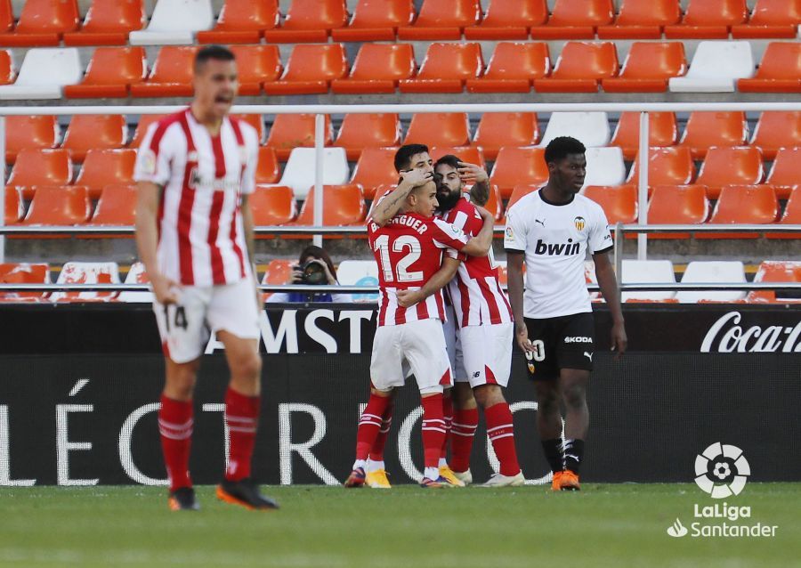 Raúl García celebra su gol ante el Valencia.