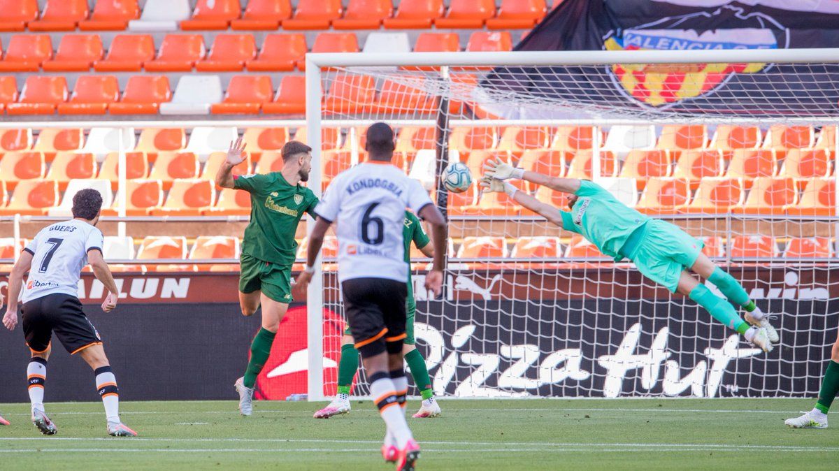 Vuelo del meta Unai Simón en el arranque del Valencia-Athletic.