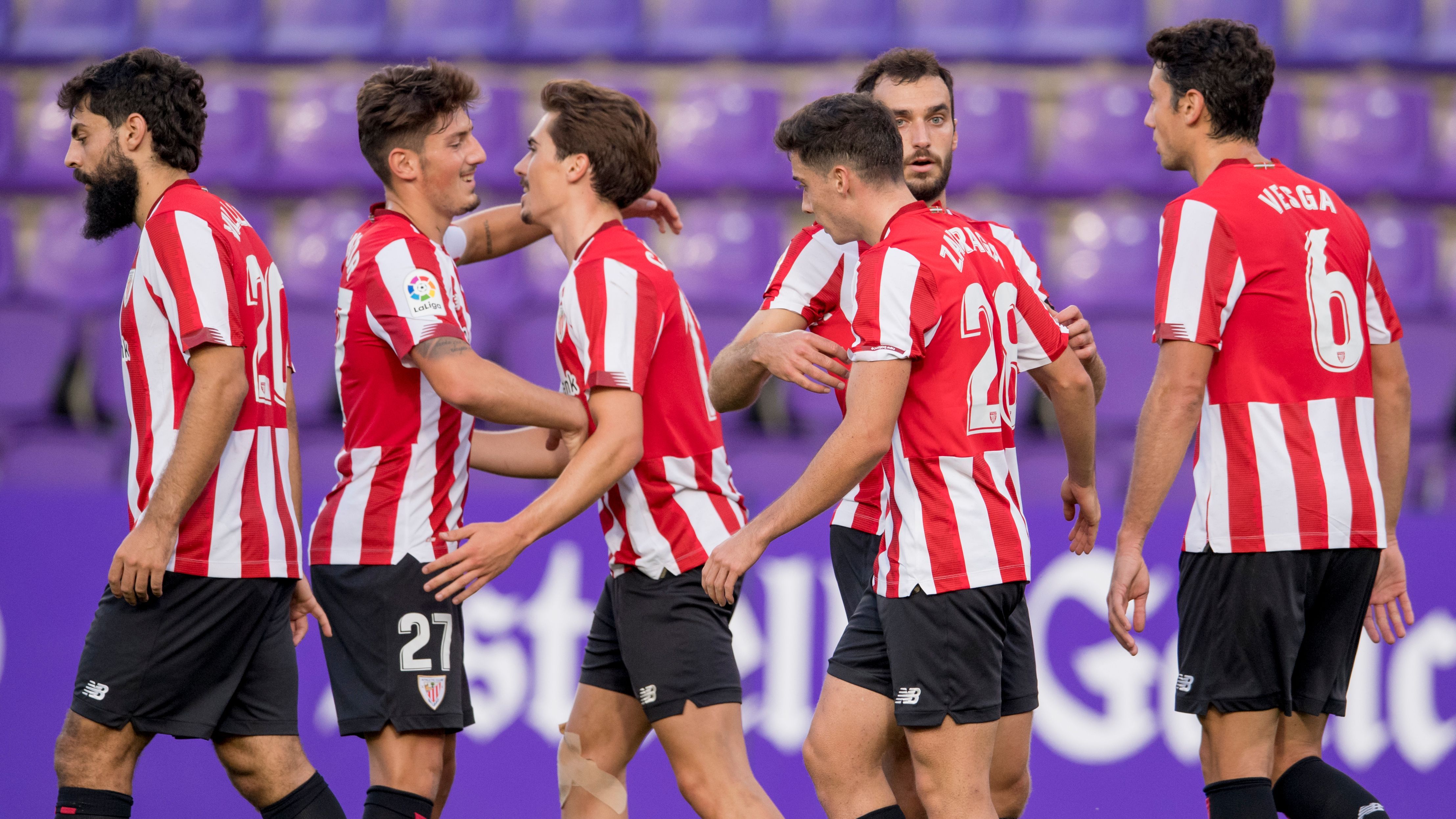 Varios jóvenes jugadores del Athletic celebran un gol ante el Valladolid.