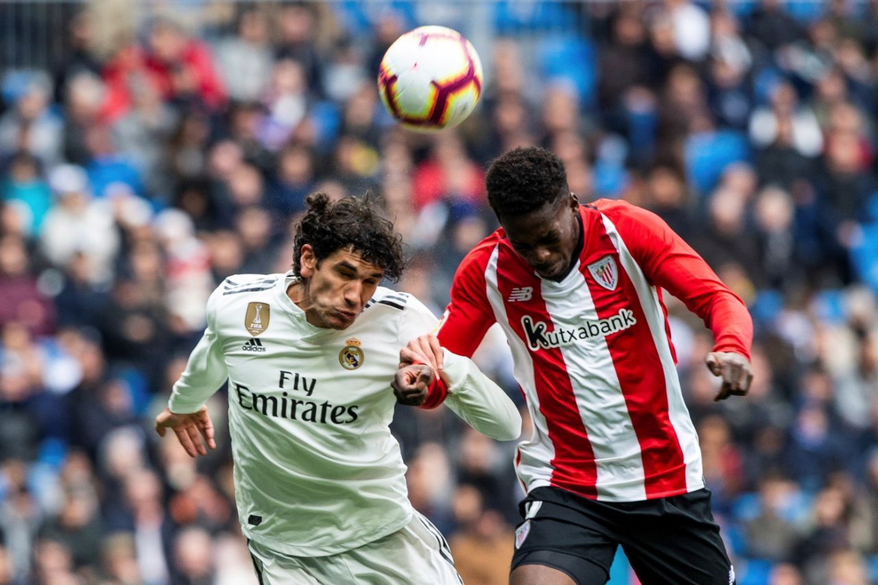 Williams disputa un balón aéreo con Vallejo.