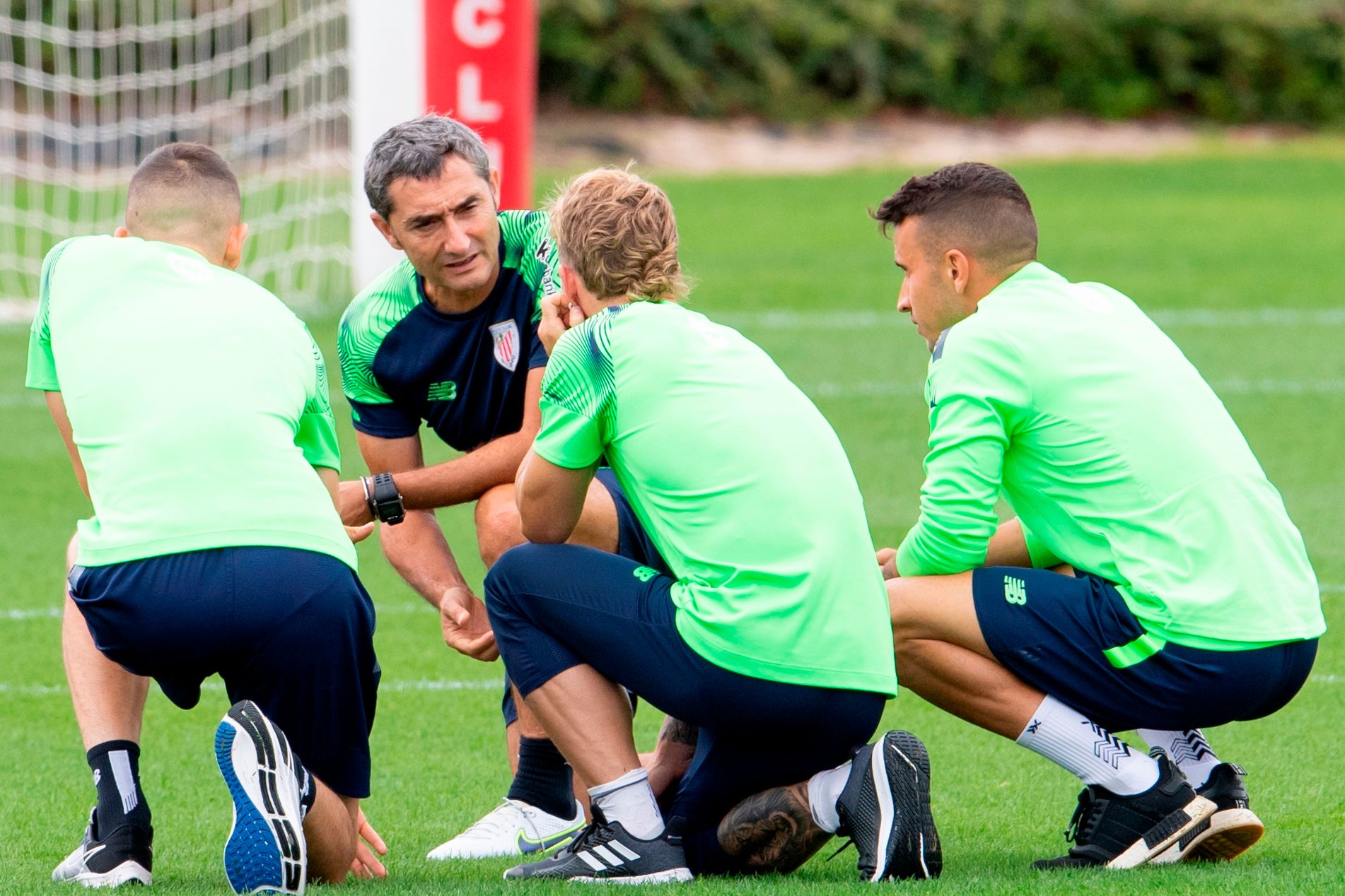  Ernesto Valverde habla con sus jugadores en Lezama.