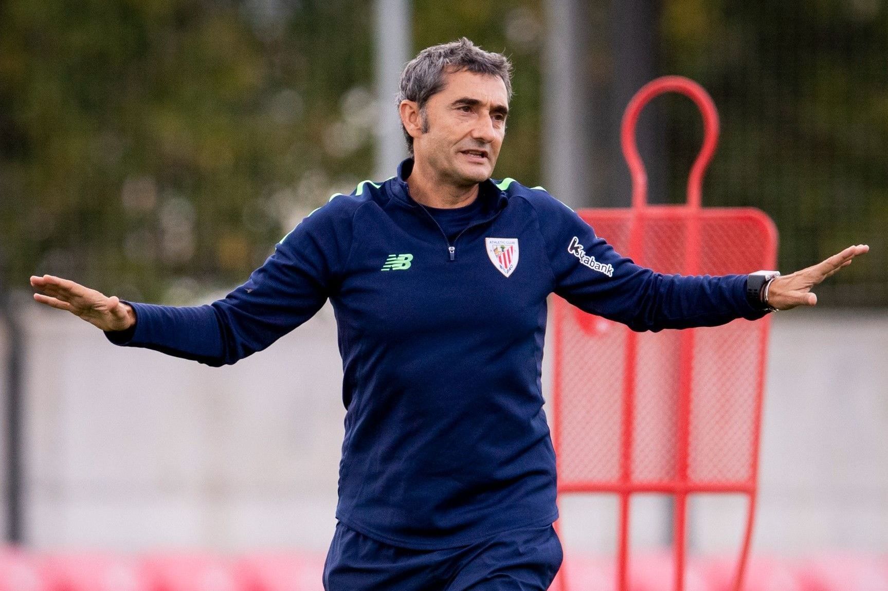 El técnico Ernesto Valverde dirige a su equipo en Lezama.