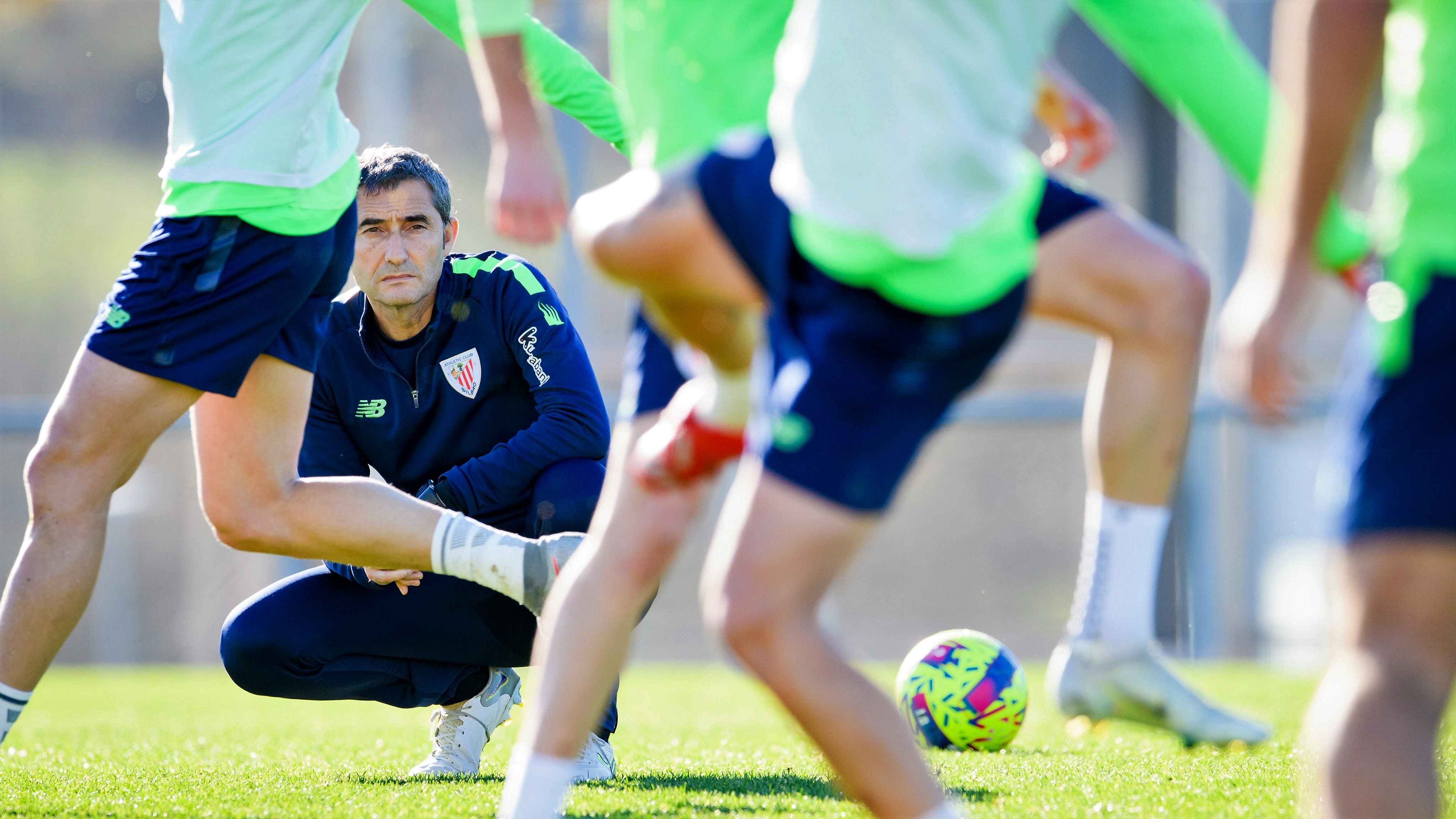  Ernesto Valverde observa trabajar a su equipo en Lezama.
