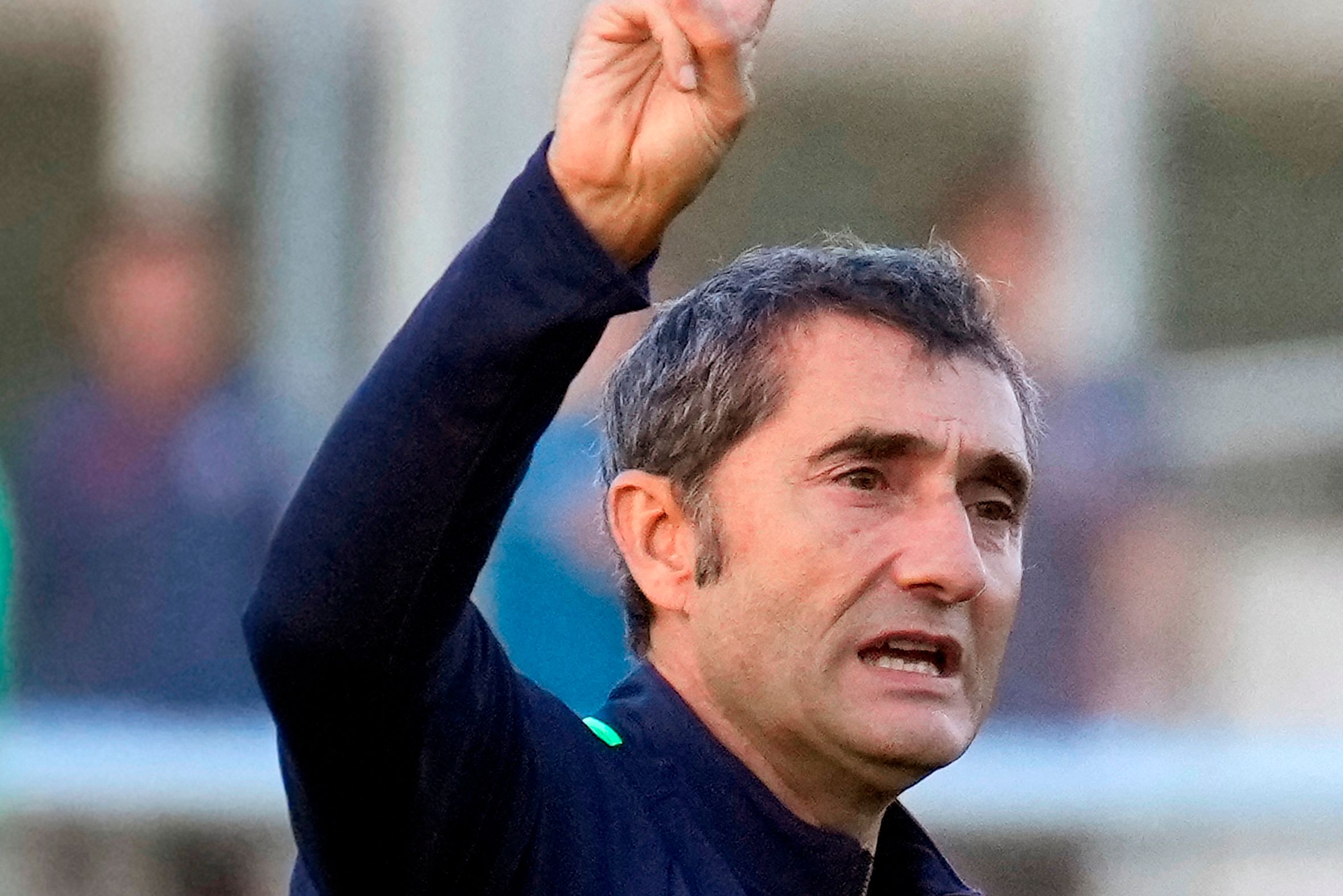  El técnico Ernesto Valverde da instrucciones en Lezama.