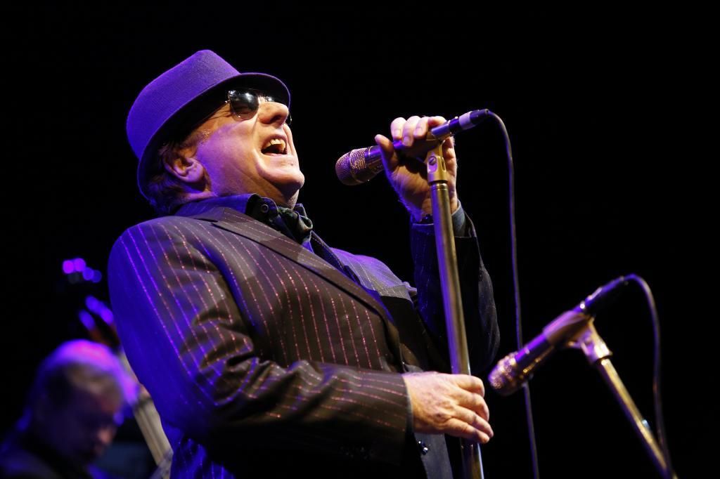  Van Morrison es un célebre cantante, compositor y músico norirlandés.