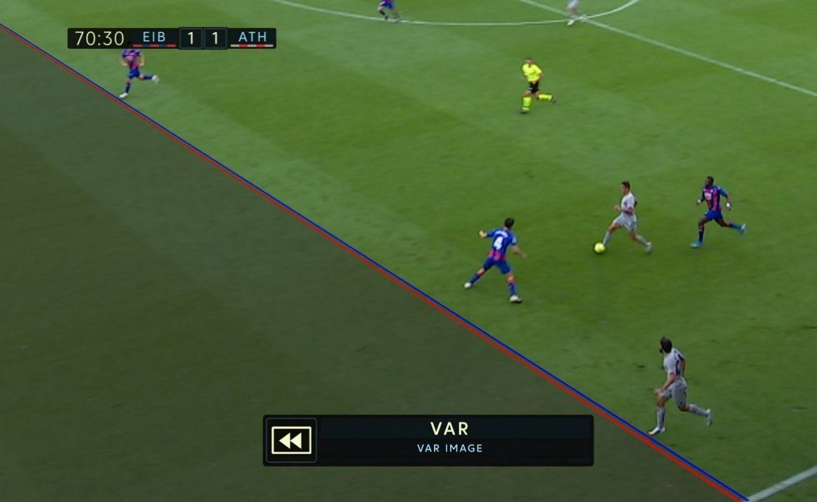 Imagen de la línea tirada por el VAR para comprobar si hay fuera de juego.