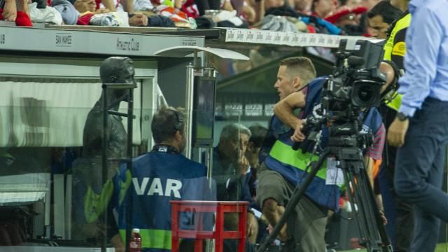  Un colegiado consulta el VAR durante un derbi entre Athletic y Real Sociedad en San Mamés.