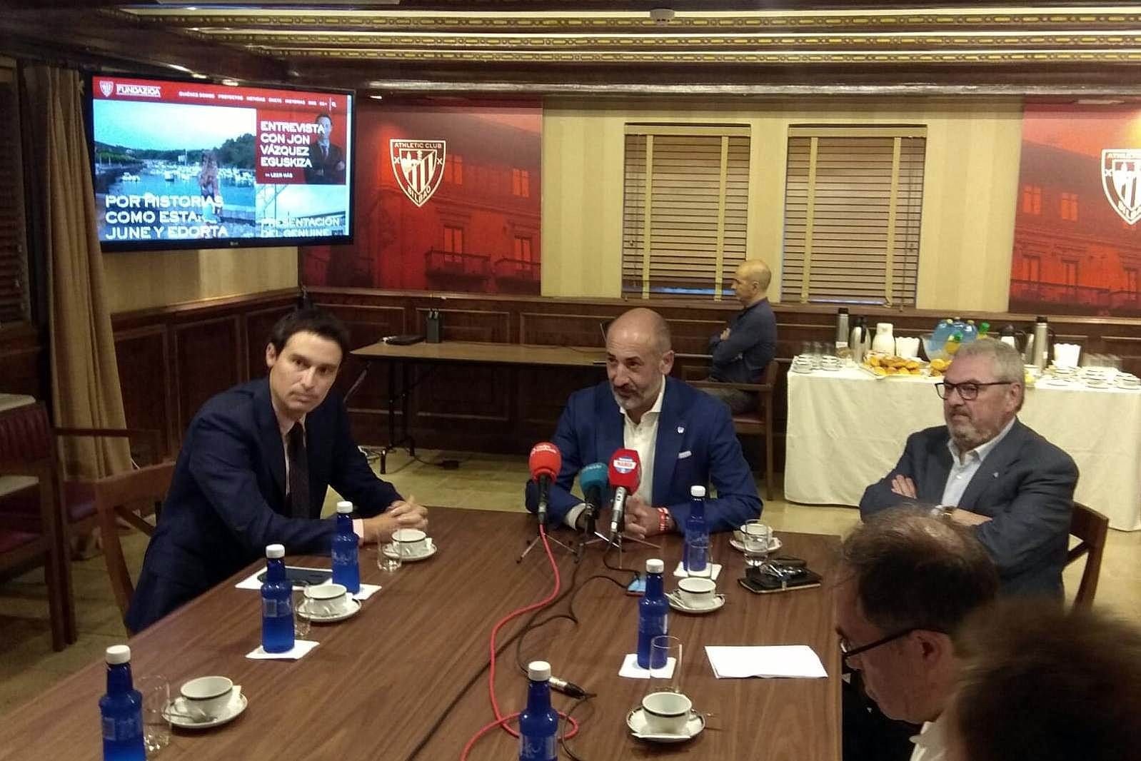 Jon Vázquez Eguskiza, Aitor Elizegi y Juan Carlos Ercoreca atienden a la prensa en Ibaigane.