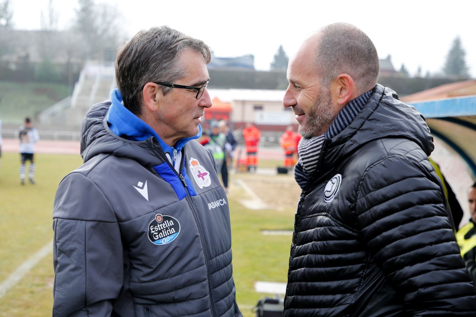 El técnico Fernando Vázquez, del Dépor, y el vizcaíno Jabi Luaces se saludan en Salamanca.