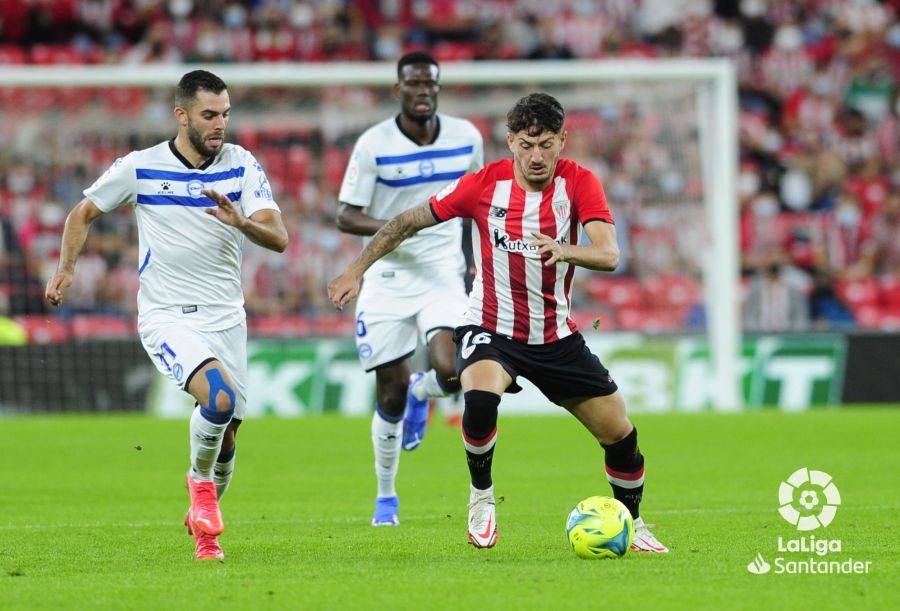  Unai Vencedor progresa con el esférico ante la presión rival.