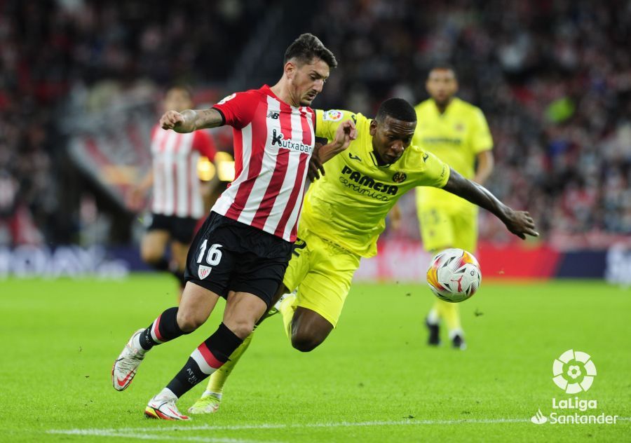  Vencedor pugna por hacerse con el esférico.