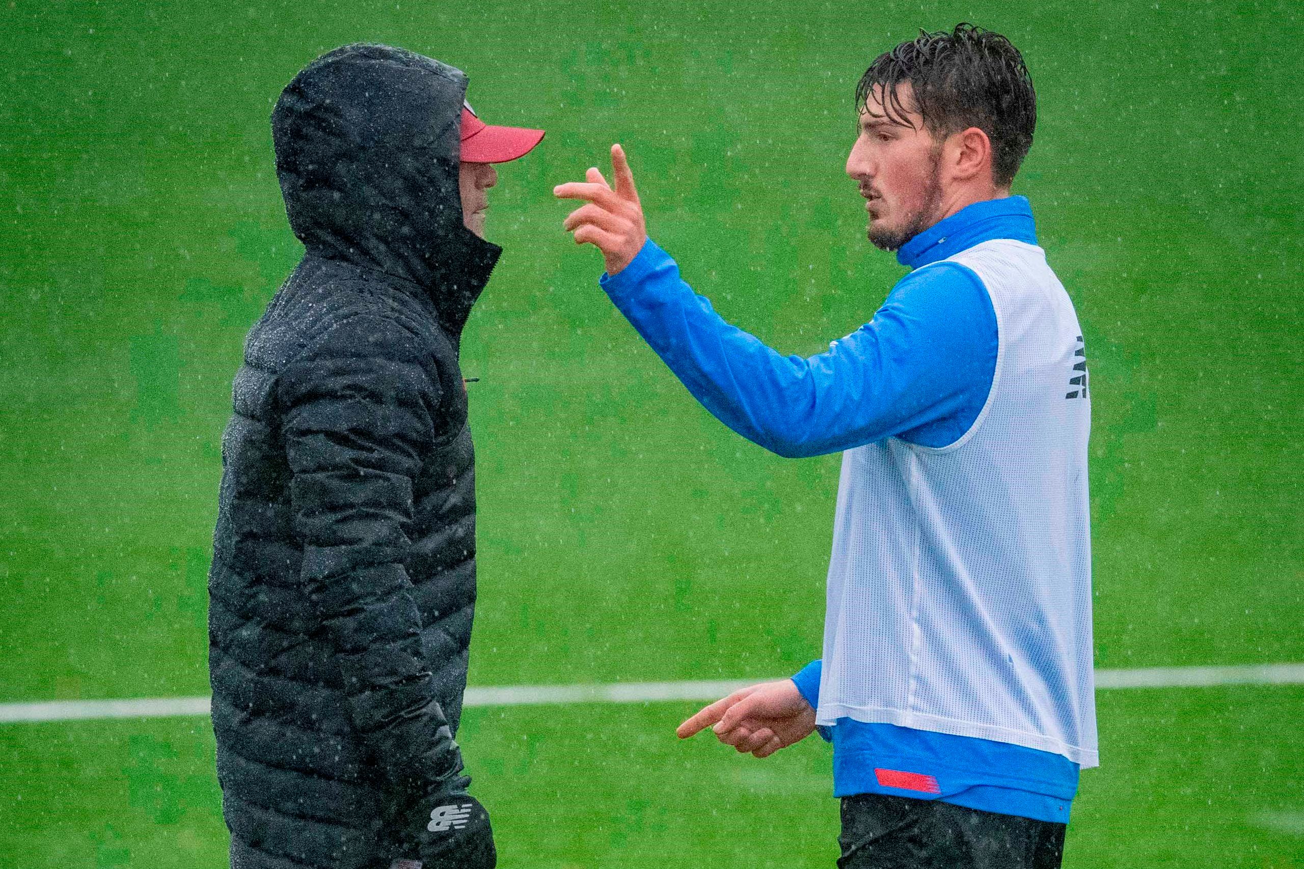  Unai Vencedor charla con Marcelino en Lezama.