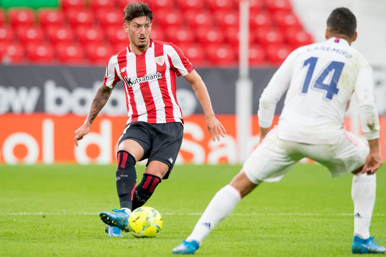  Unai Vencedor, ante Casemiro, en el  choque ante el Real Madrid.