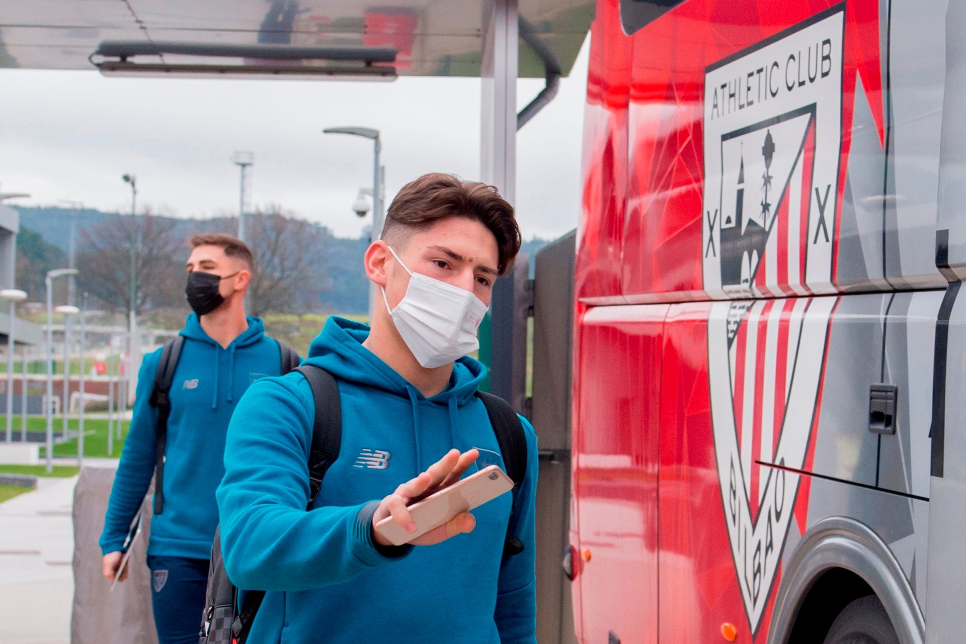  Unai Vencedor, de 20 años, se dirige a montar en el autobús del equipo.