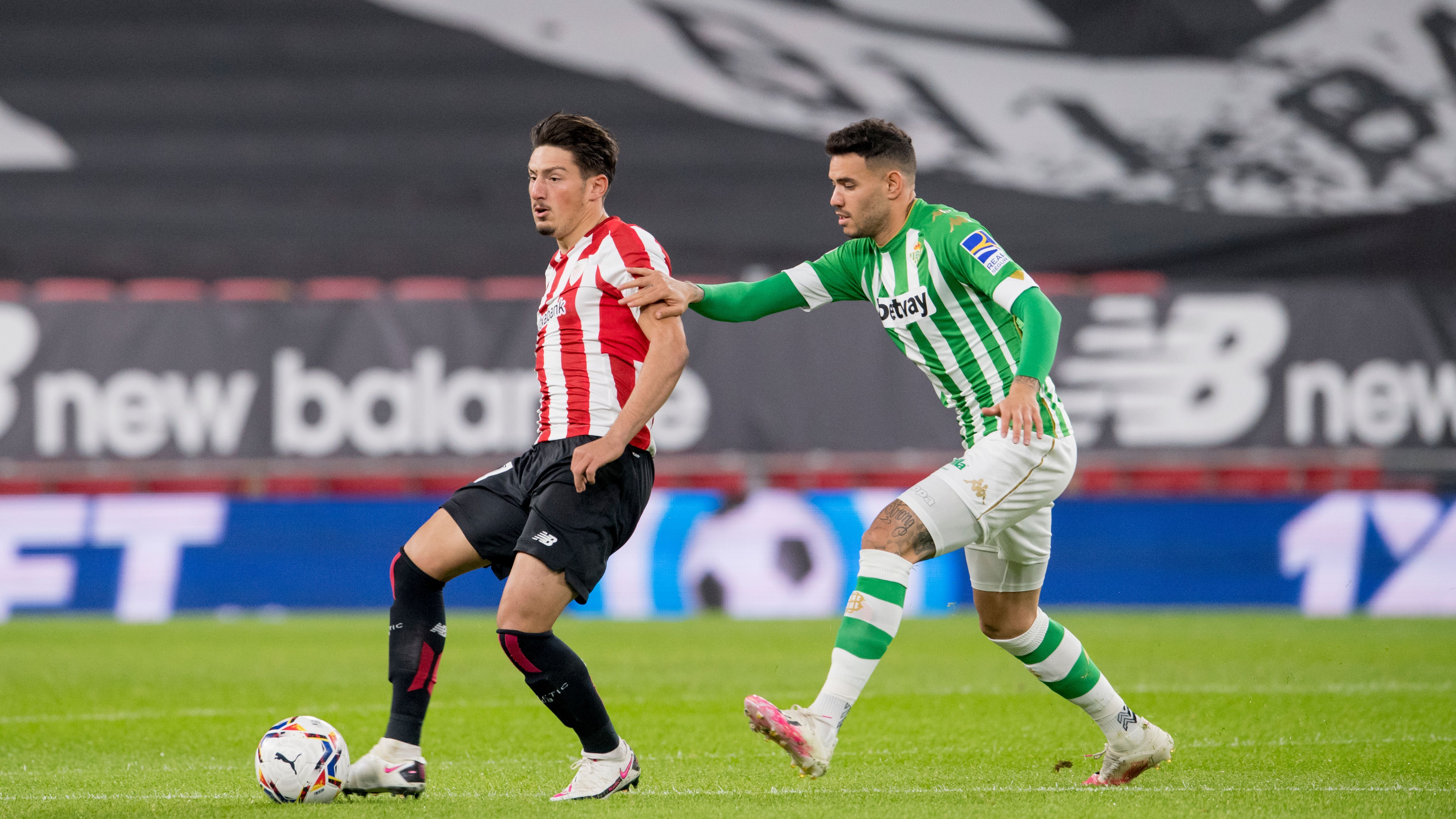  Unai Vencedor maneja el centro del campo rojiblanco ante el Real Betis.