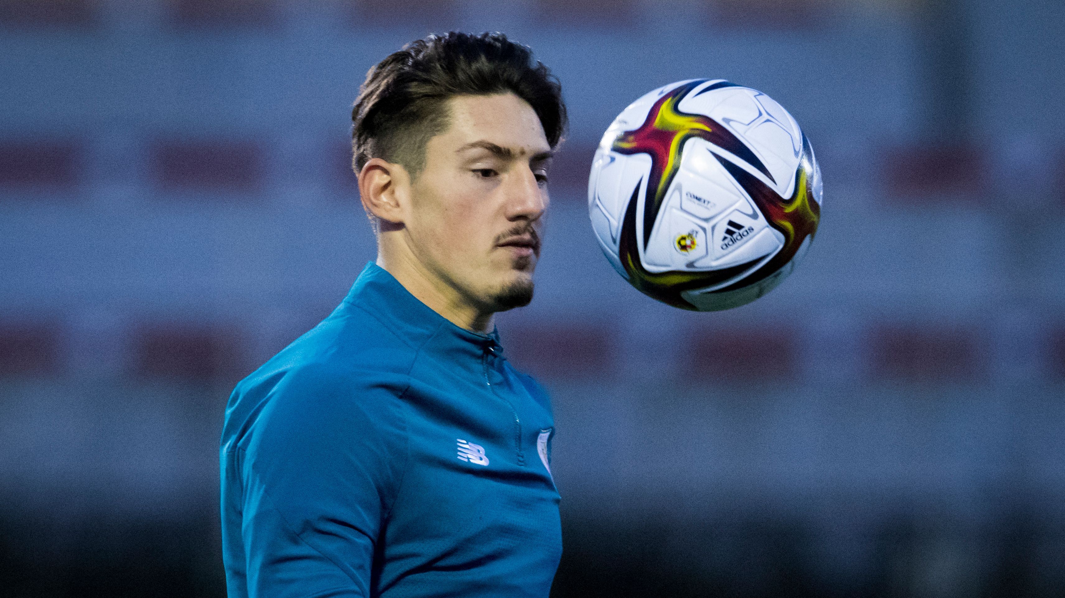 Unai Vencedor juega con el balón en Lezama.