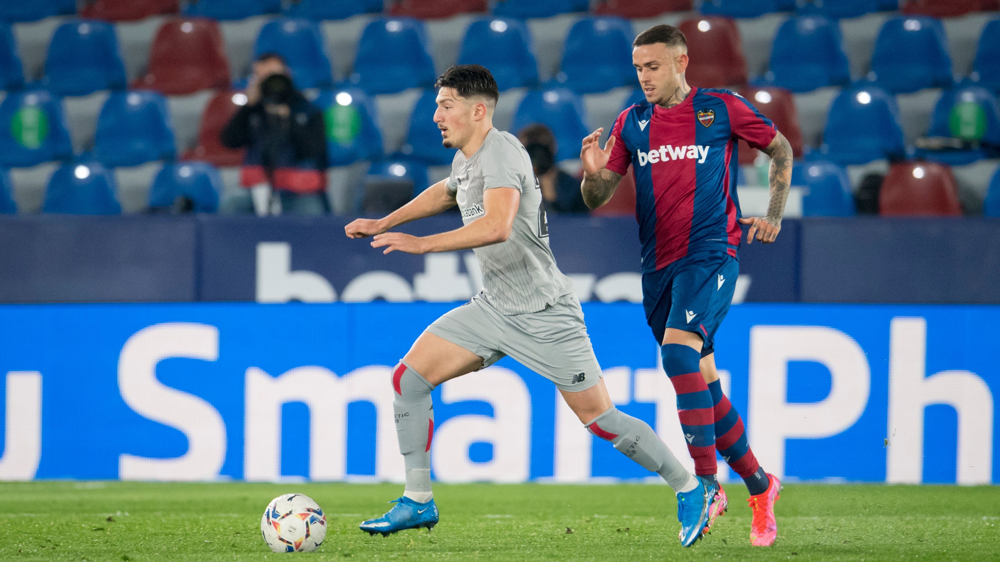 Unai Vencedor ante el Levante en Orriols.