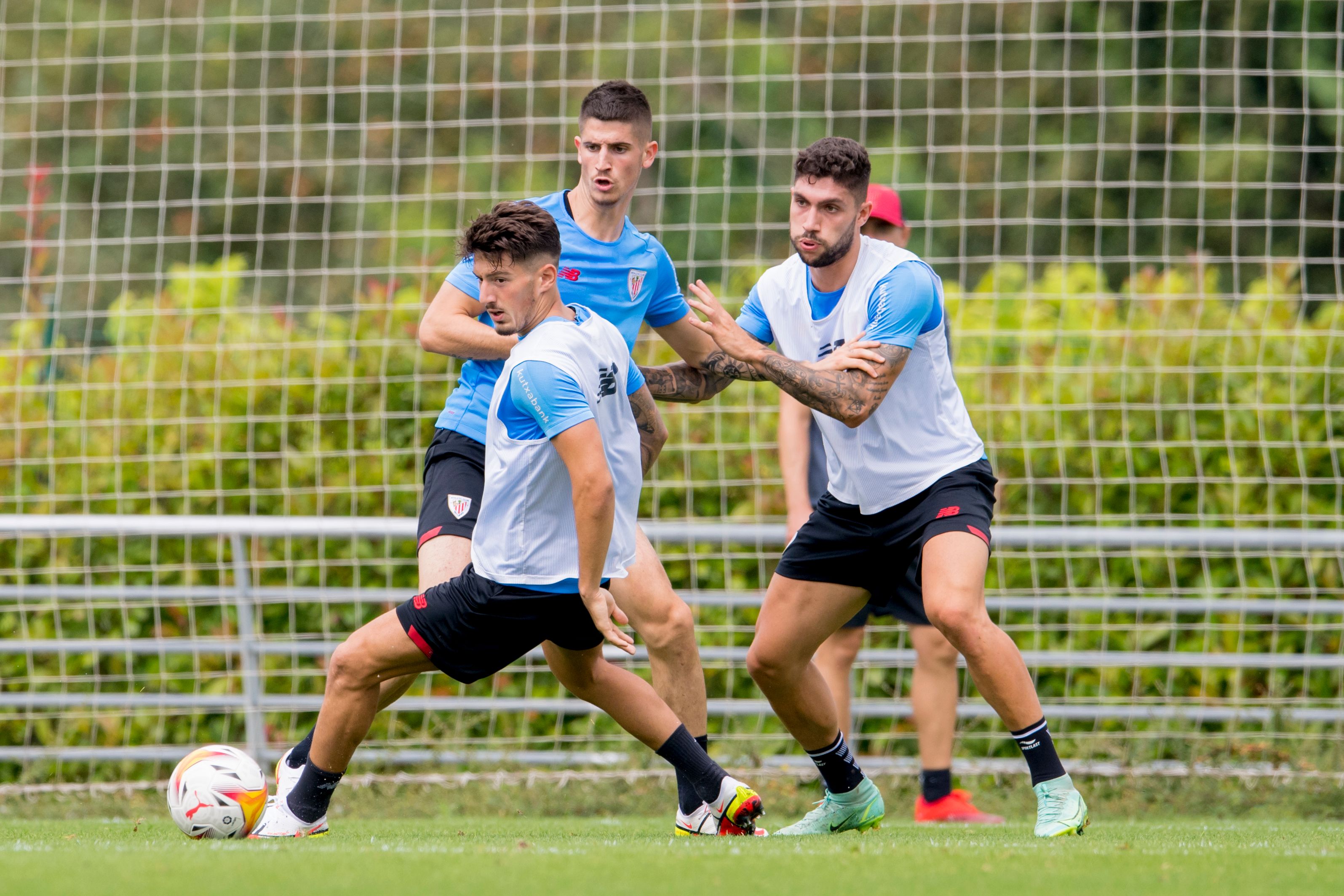 ¿Sitio el once? Unai Vencedor, Oihan Sancet y Unai Núñez en plena disputa del balón en un partidillo en Lezama.