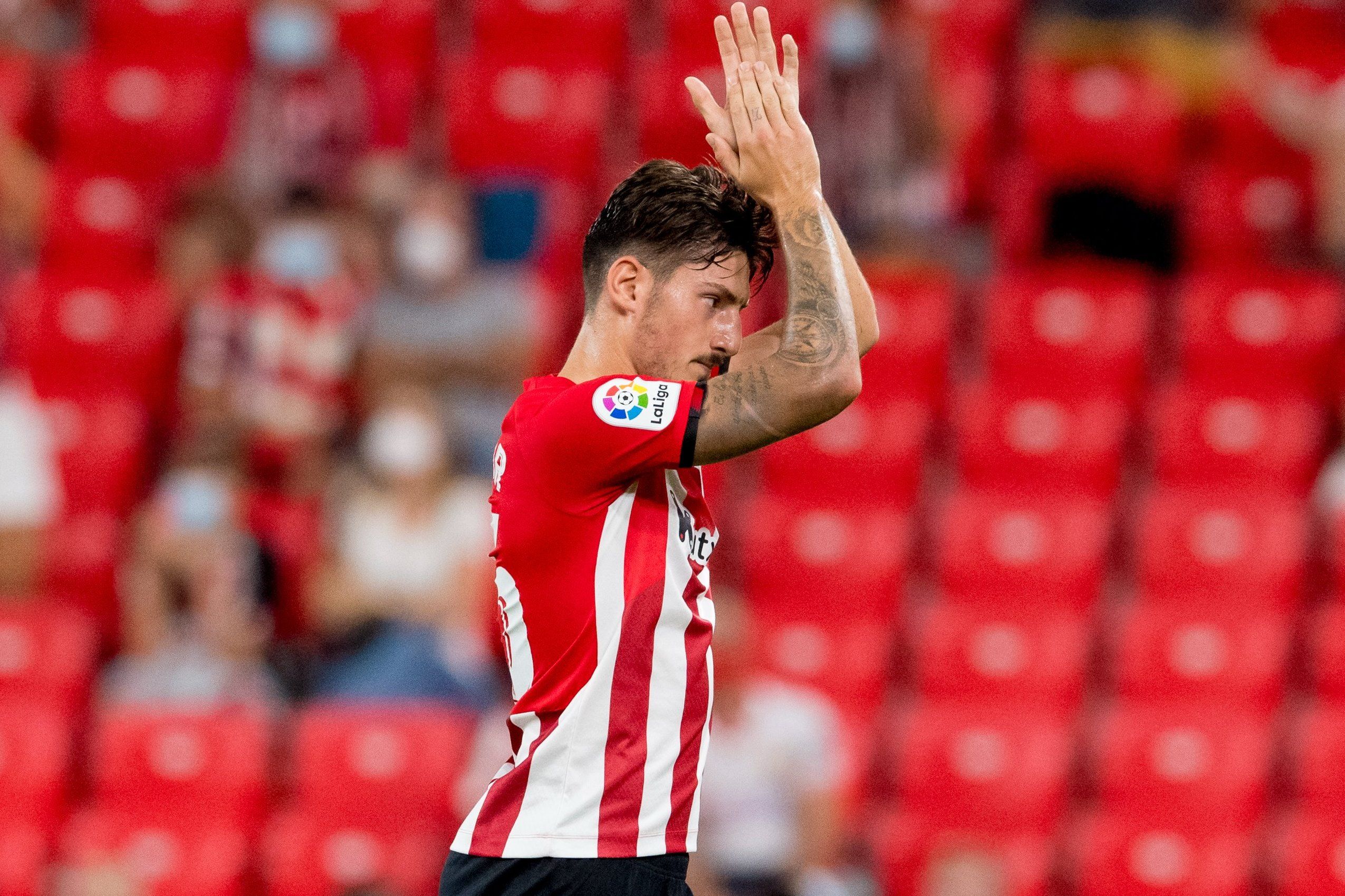 Unai Vencedor aplaude a la grada de San Mamés.