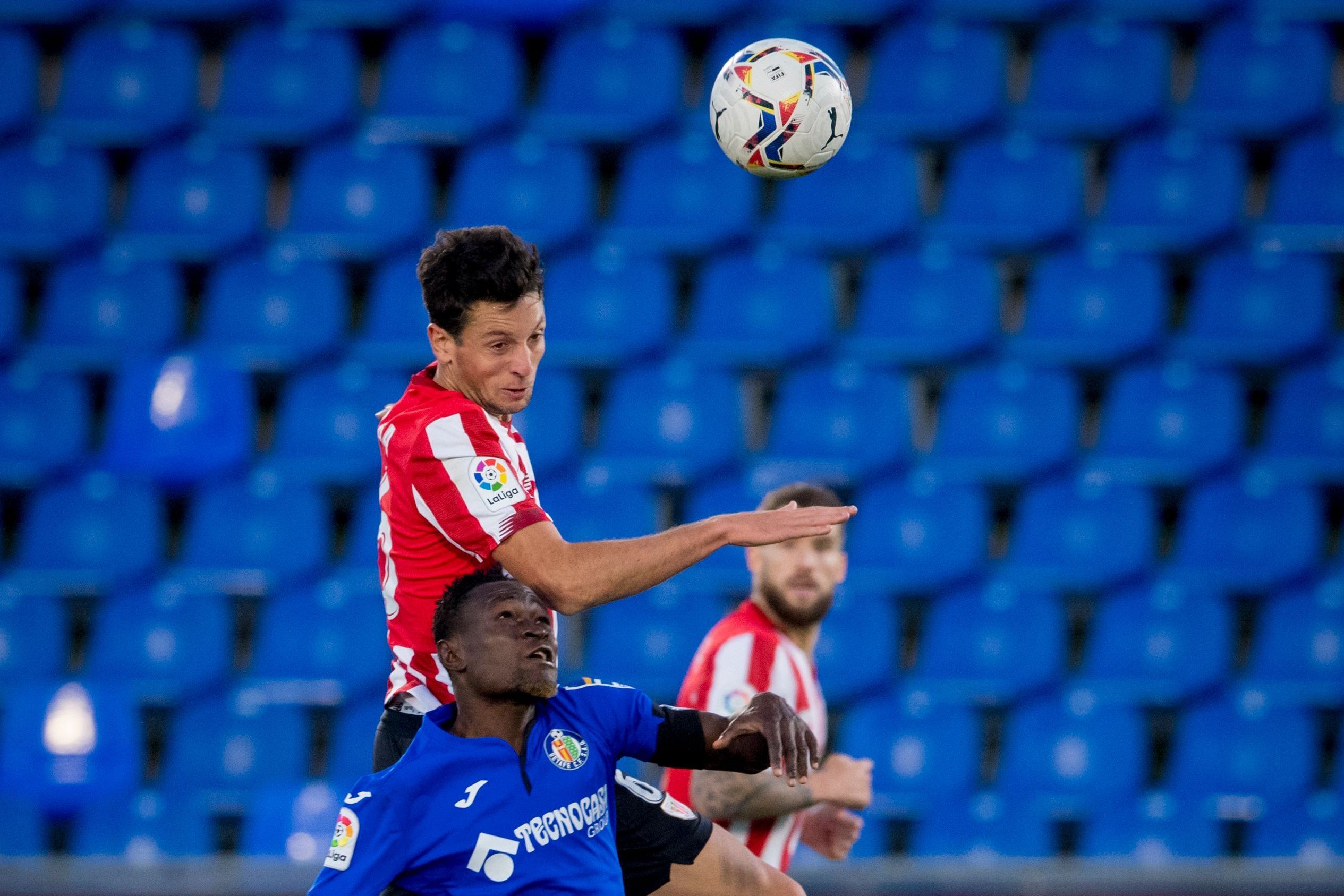  Mikel Vesga le gana el salto a Djené en Getafe.