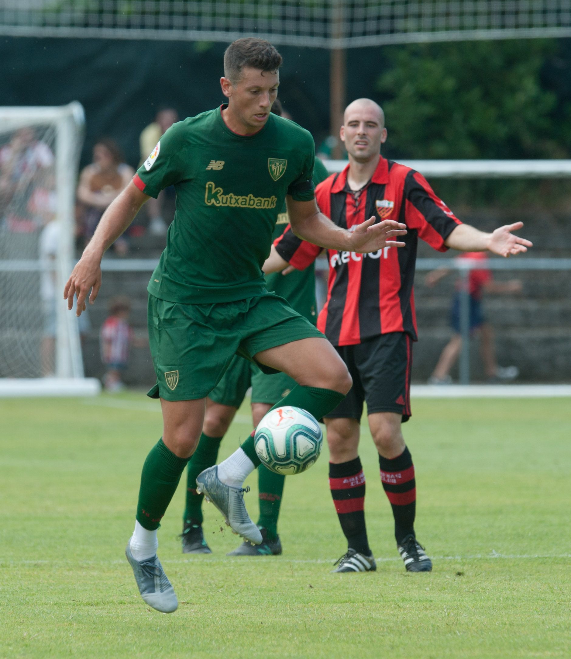  Mikel Vesga en el choque ante el Arenas..