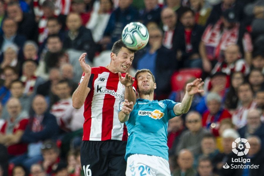  Vesga cabecea un balón frente a Osasuna.
