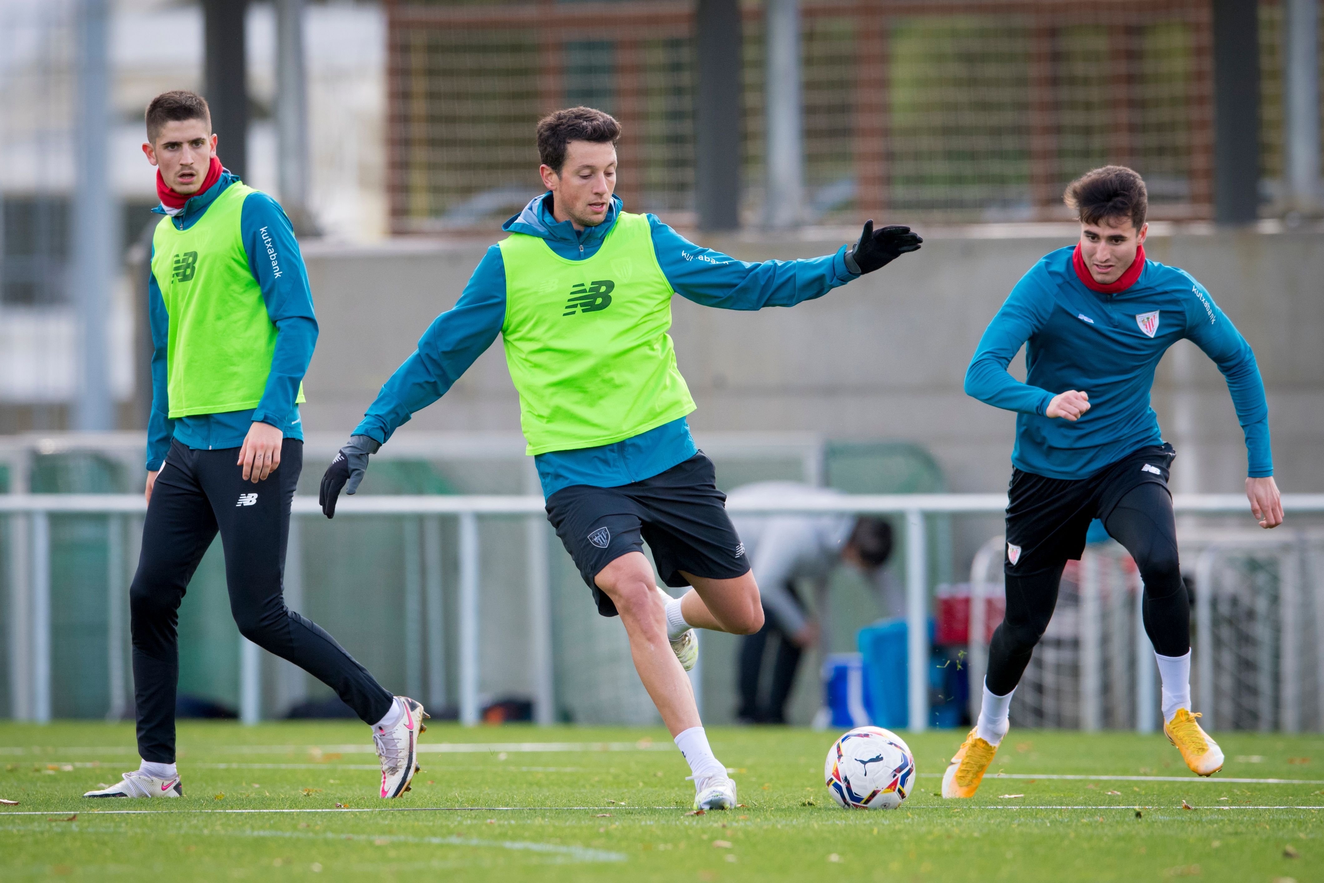El centrocampista Mikel Vesga se entrena con Morcillo y Sancet en Lezama.