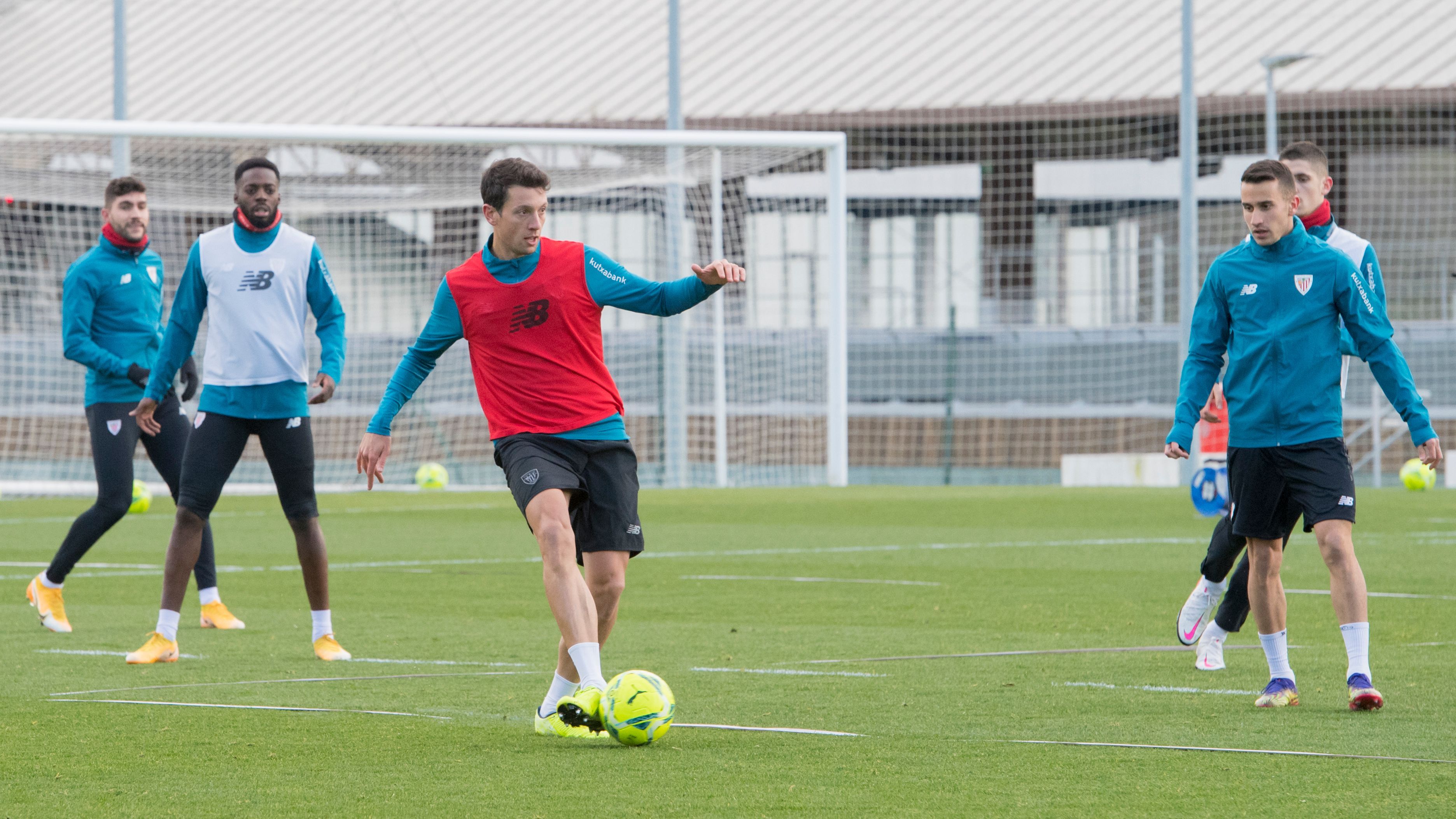  El alavés Mikel Vesga la toca en Lezama.