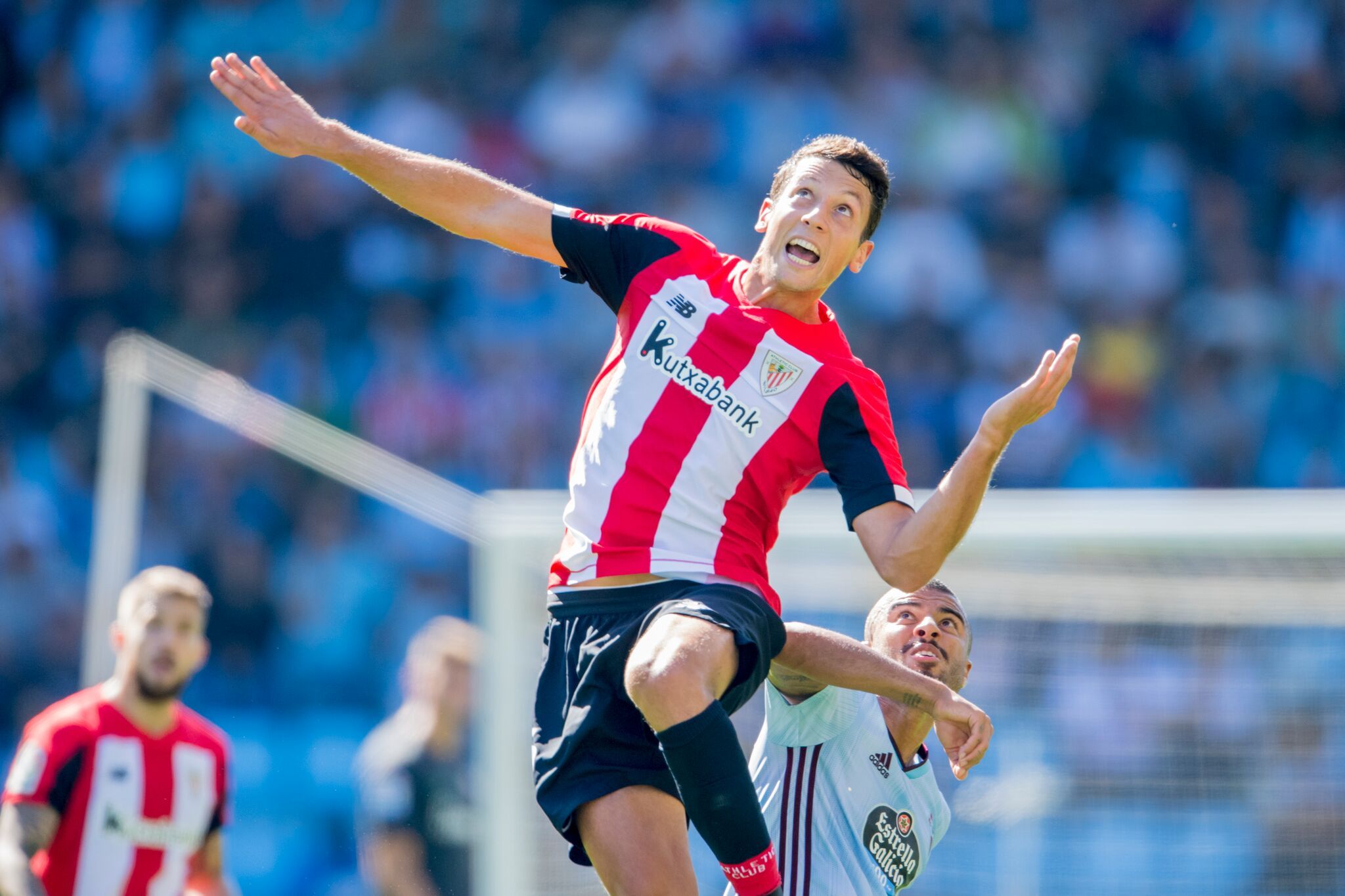  Mikel Vesga salta de cabeza durante un partido ante el Celta en Vigo.