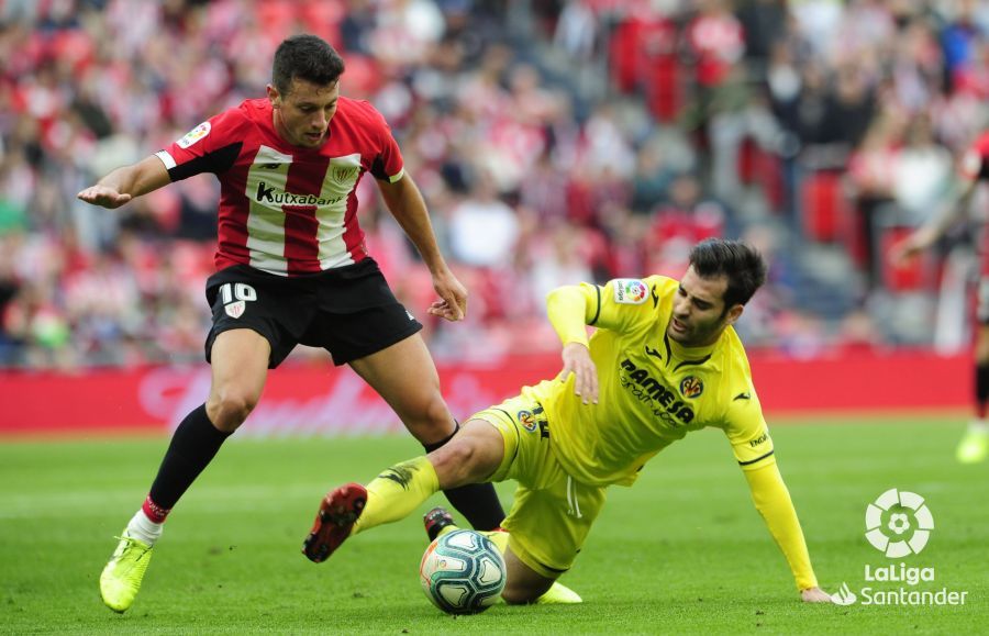  Mikel Vesga pelea por un balón ante el Villarreal.