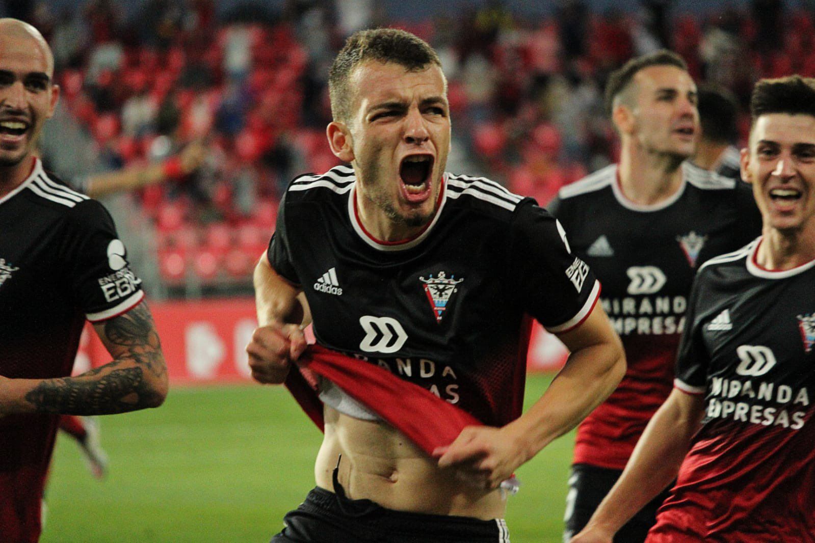 El derioztarra Iñigo Vicente celebra un gol marcado con el CD Mirandés.