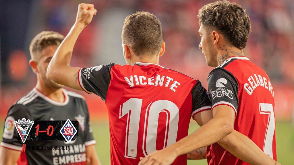 El derioztarra Iñigo Vicente celebra el gol marcado con el Mirandés a los de Zornotza.