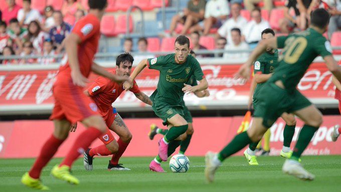 Iñigo Vicente en acción ante el Numancia en Los Pajaritos.