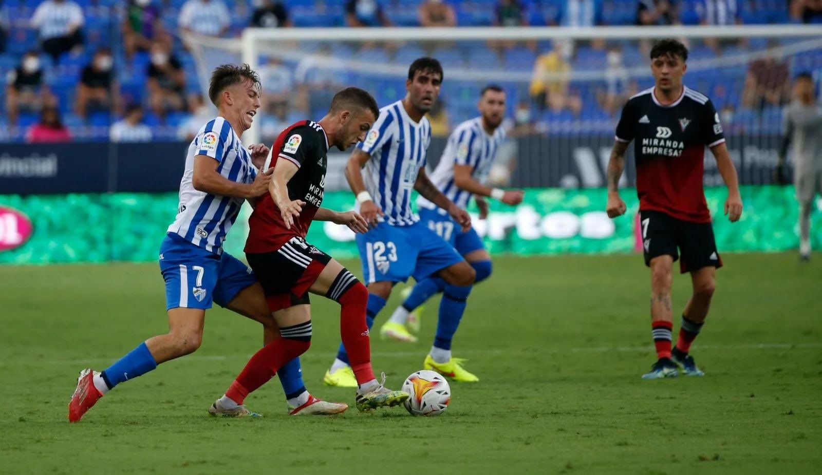  Iñigo Vicente en acción ante el Málaga en La Rosaleda.