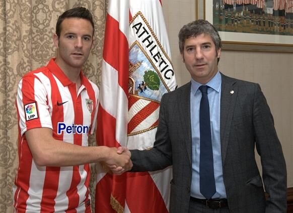 Borja Viguera con Josu Urrutia en su presentación como jugador el Athletic.