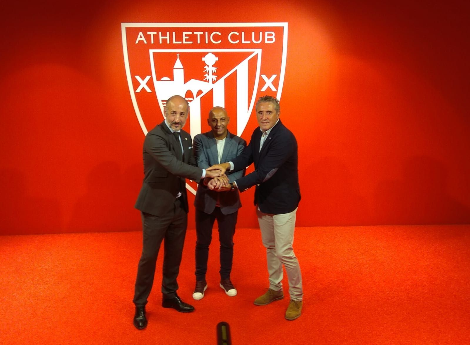Ángel Villacampa junto a Aitor Elizegi y Joseba Agirre en San Mamés.