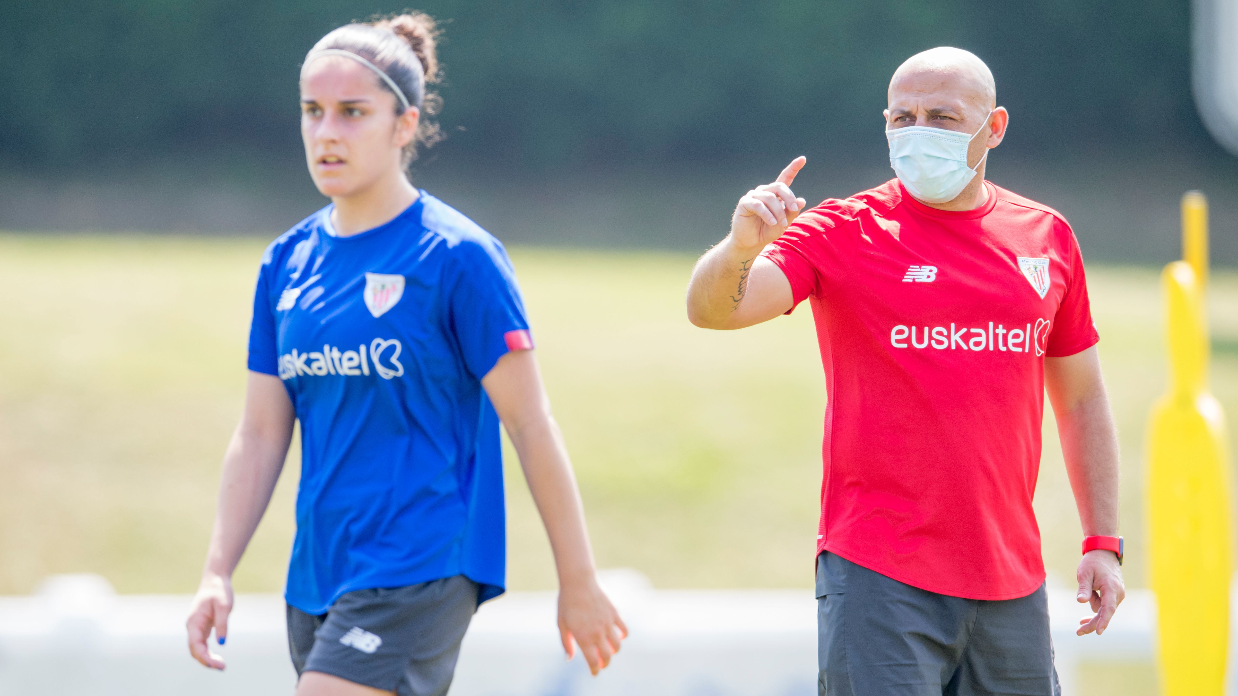 Ángel Villacampa da instrucciones en una sesión del femenino.