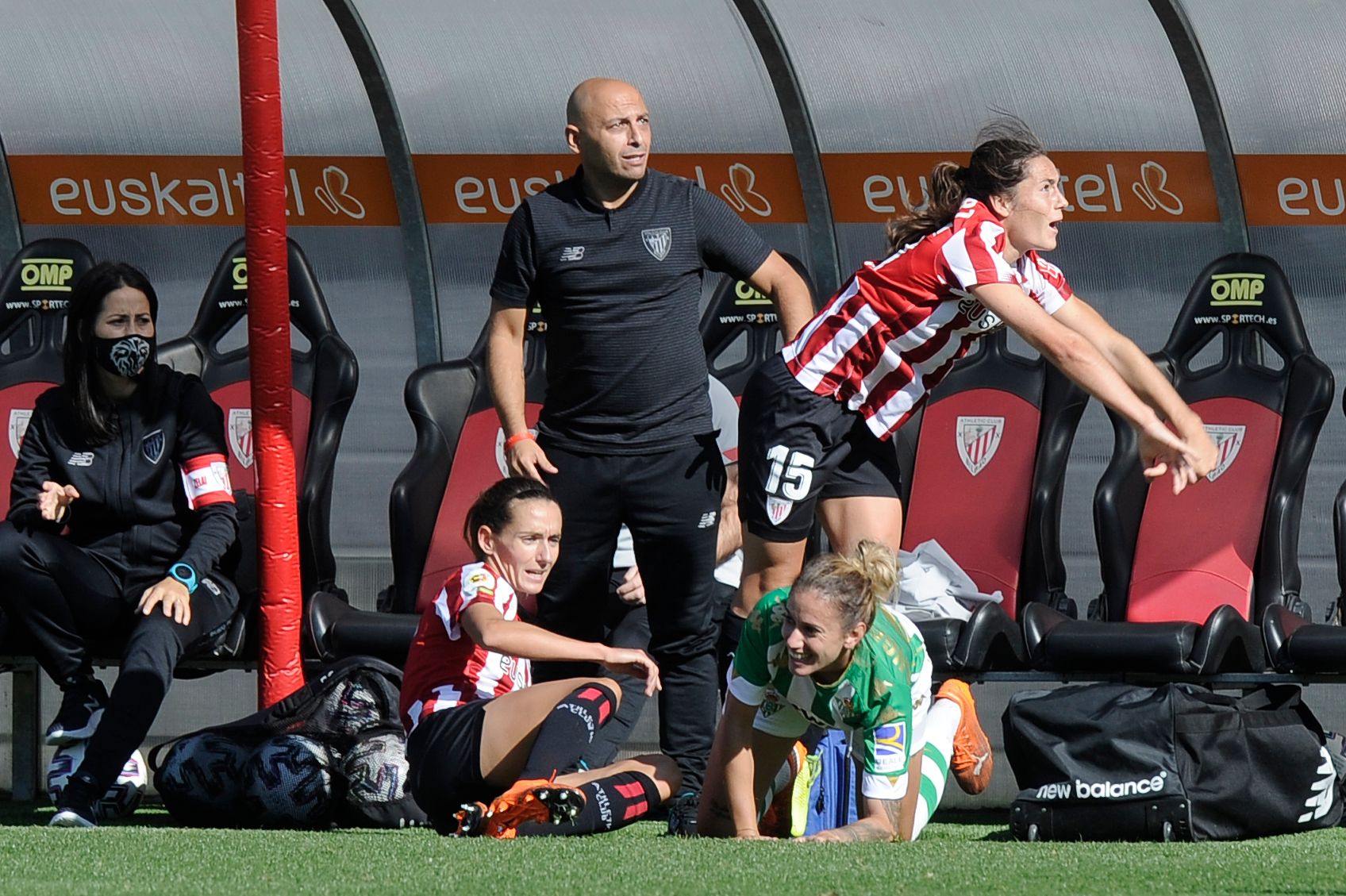  Ángel Villacampa dirigiendo a las leonas en Lezama ante el Betis.