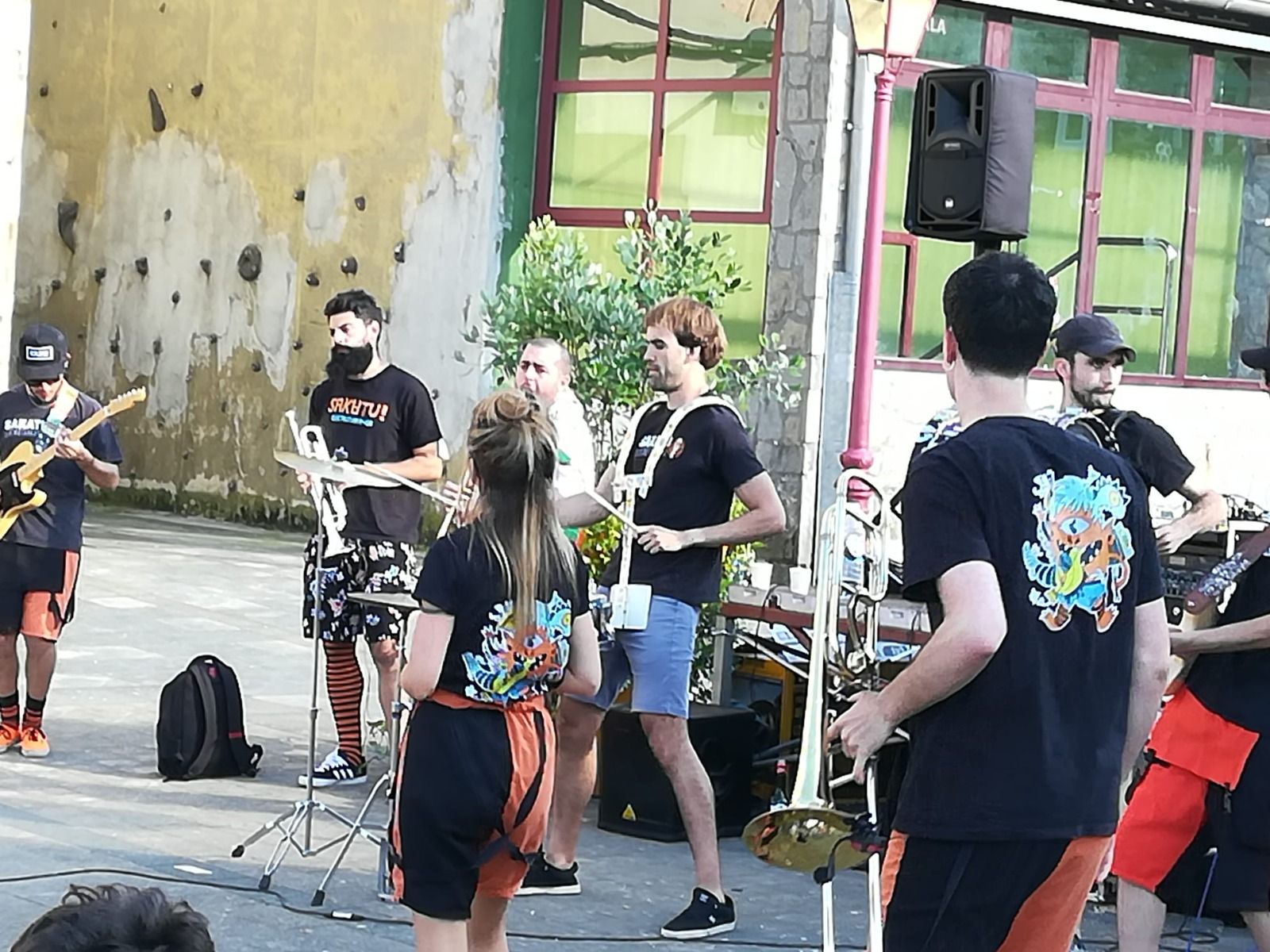 El delantero Asier Villalibre tocando la trompeta con la elektrotxaranga de sus amigos.