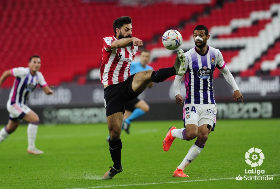  Asier Villalibre se hace con el balón ante Joaquín.