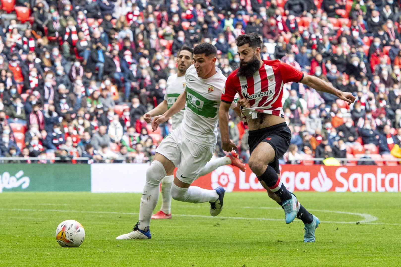 Asier Villalibre pelea ante el Elche CF en San Mamés.